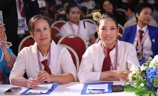 Jel sitting as a judge on Thai massage