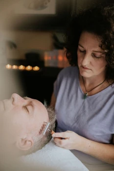 Sarah Dykstra working on a client's head